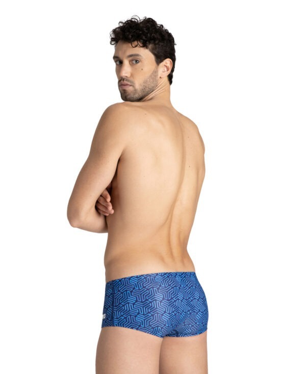 Short a vita bassa Arena Tessuto MaxLife 100% resistente al cloro si asciuga rapidamente e ti protegge dai raggi solari misurano 14 cm, hanno una vestibilità fit a vita bassa e aderiscono laccetto interno Foderato sul davanti